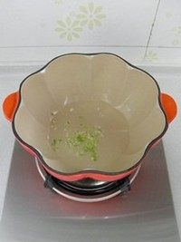 酸菜汆白肉,重新起锅,锅里倒油,放入葱姜蒜末炒香。