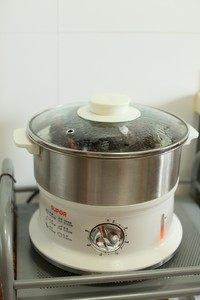 梅干菜蒸肉,装盘入蒸锅蒸,头十五分钟左右蒸肉盘子不加盖,然后盖住盘子蒸一个半时间左右,看肉能用筷子轻松戳过就好了。