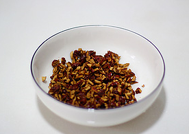 红枣司康,<a style='color:red;display:inline-block;' href='/shicai/ 2471'>大枣</a>洗净用厨房纸巾擦干,去核后切丁备用。