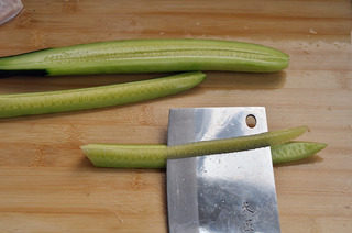 黄瓜汆里脊肉片,<a style='color:red;display:inline-block;' href='/shicai/ 54'>黄瓜</a>剖成4片,片去瓜瓤,切斜片。