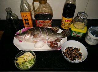 红烧鲑鱼,准备好所有食材,<a style='color:red;display:inline-block;' href='/shicai/ 382'>鲑鱼</a>洗净切花刀。