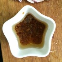 生焗海鲜大杂烩,前几天做蒜蓉鲍鱼时熬制的蒜蓉还有一点点,今天也一起加进去了!这步可忽略