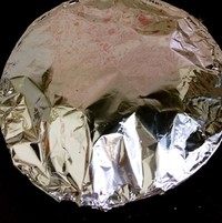 生焗海鲜大杂烩,用锡纸包裹上煤气灶烧,始终用中火,当锡纸鼓起之后再烧三四分钟,具体视你海鲜量决定,但千万别烧老了,然后揭开锡纸淋入适量<a style='color:red;display:inline-block;' href='/shicai/ 864'>蒸鱼豉油</a>!