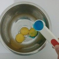 橙香米蛋糕,在蛋黄中加入橙子利口酒,搅打均匀成蛋黄液。那个迷一样的蓝色液体就是利口酒,我买成带颜色的了,建议大家买无色的,不过万一你和我一样买成有颜色的,也不用怕,后来加入蛋白之后,颜色基本看不出来,烤完之后也是正常的焦黄色
