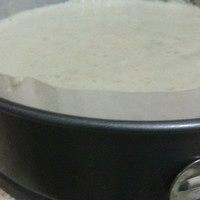 橙香米蛋糕,拿出柠檬皮。模具四周和底部涂黄油,放入油纸。油纸需要高出模具几厘米。米饭糊倒入模具中,烤箱预热180℃,烤60分钟。