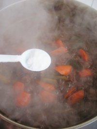 红酒烩牛肉,加入适量的盐,鸡精