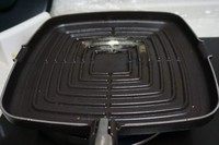 茄汁意面配嫩煎带子,取铸铁烤盘一只烧至滚烫,加入一小块<a style='color:red;display:inline-block;' href='/shicai/ 887'>黄油</a>