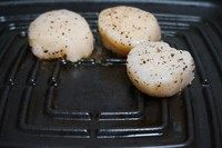 茄汁意面配嫩煎带子,将带子放在烤盘上,两面各煎40秒左右