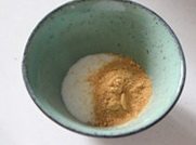烤箱版盐焗鸡,准备好调料,将盐,姜粉,细砂糖混合成盐焗鸡粉备用(我用的30克盐的量,半只鸡用了一半)
7.
8.