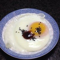 水煎荷包蛋,取出装盘、撒上<a style='color:red;display:inline-block;' href='/shicai/ 668'>黑芝麻</a>，滴上一滴<a style='color:red;display:inline-block;' href='/shicai/ 721'>蚝油</a>。