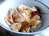 粉蒸肥肠,在冷却炒好的米的过程中,把处理好煮熟的<a style='color:red;display:inline-block;' href='/shicai/ 439'>肥肠</a>切成4cm的段。用姜末,<a style='color:red;display:inline-block;' href='/shicai/ 788'>生抽</a>一勺,<a style='color:red;display:inline-block;' href='/shicai/ 762'>老抽</a>一勺,<a style='color:red;display:inline-block;' href='/shicai/ 712'>甜面酱</a>一勺,<a style='color:red;display:inline-block;' href='/shicai/ 3729'>白糖</a>少许,姜末少许,<a style='color:red;display:inline-block;' href='/shicai/ 705'>豆瓣酱</a>一勺,<a style='color:red;display:inline-block;' href='/shicai/ 744'>五香粉</a>1/4勺,<a style='color:red;display:inline-block;' href='/shicai/ 4366'>醪糟</a>一大勺混合拌匀,把握不准可以先混合好腌汁尝后酌情添加盐。<a style='color:red;display:inline-block;' href='/shicai/ 4366'>醪糟</a>没有可以用料酒代替,不过味道会差一点