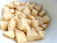 粉蒸肥肠,土豆撒少量盐和米粉拌匀,铺在碗底