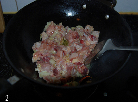 坚果葱头炒鸡丁,下鸡丁,翻炒到鸡肉收缩变白