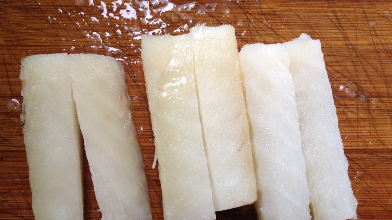 香橙鳕鱼棒,冻真鳕鱼肉自然解冻,在自来水下稍冲下沥水(不用使劲洗,鱼肉会散);