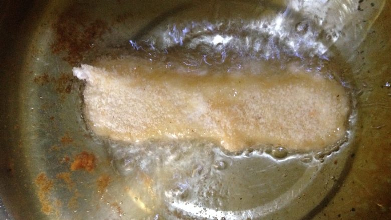 香橙鳕鱼棒,小奶锅倒入食用油,中小火加热,放入鱼条,炸至金黄即可;