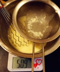 蛋挞,然后过筛备用,蛋挞水就做好了