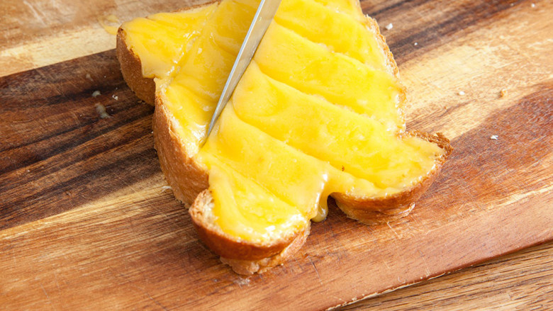 菠萝吐司,<a style='color:red;display:inline-block;' href='/shicai/ 887'>黄油</a>，蛋液，<a style='color:red;display:inline-block;' href='/shicai/ 10588'>糖</a>，<a style='color:red;display:inline-block;' href='/shicai/ 519'>面粉</a>一起放入小碗搅拌均匀后，均匀涂抹在面包上