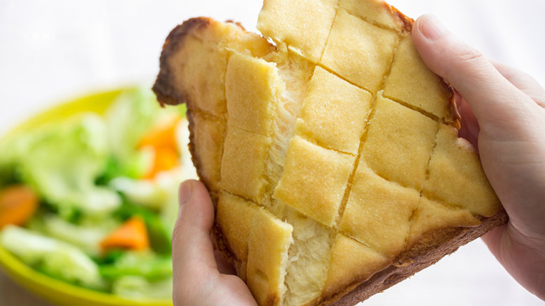 菠萝吐司,表面用刀划出菱形花纹；烤箱预热180℃，烤15分钟即可