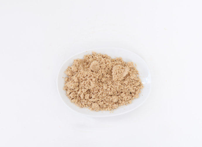 美味板栗饼,熟板栗仁倒入料理机内搅拌成粉末状待用。(如果没有料理机打碎板栗仁,可以把板栗仁装入食品袋,用擀面杖压碎就好)