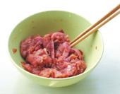 三鲜锅巴肉片,<a style='color:red;display:inline-block;' href='/shicai/ 36861'>猪里脊肉</a>切成薄片，加蛋清、淀粉、盐、<a style='color:red;display:inline-block;' href='/shicai/ 10588'>糖</a>、<a style='color:red;display:inline-block;' href='/shicai/ 788'>生抽</a>、<a style='color:red;display:inline-block;' href='/shicai/ 721'>蚝油</a>拌匀，腌制15分钟备用。