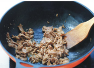 三鲜锅巴肉片,锅里倒入<a style='color:red;display:inline-block;' href='/shicai/ 857'>植物油</a>烧热,放入腌好的肉片滑炒至肉片变色后盛出。