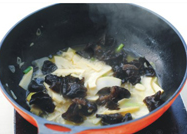 三鲜锅巴肉片,放入泡好的<a style='color:red;display:inline-block;' href='/shicai/ 136'>黑木耳</a>和冬笋片翻炒一会,再倒入高汤或水焖煮3分钟。