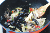 三鲜锅巴肉片,加椒丁翻炒均匀,加少许盐、鸡精调味后盛出。