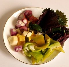 紫苏鱼头豆腐煲,备好配料,<a style='color:red;display:inline-block;' href='/shicai/ 3374'>紫苏</a>可多一点没有关系