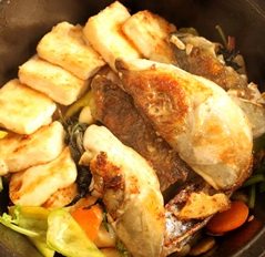 紫苏鱼头豆腐煲,放入鱼头、豆腐,然后盖上盖子焖一会,让香料的香味窜入鱼和豆腐里面
