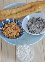粢饭团,准备好材料,熟黑芝麻一部分打成黑芝麻粉,拌入<a style='color:red;display:inline-block;' href='/shicai/ 3729'>白糖</a>