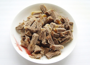 自制咖喱牛肉干,捞出煮好的牛肉,顺着肉丝切成1厘米左右的条。