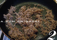 香酥肉松,炒锅烧热,放入油,再放入牛肉细丝用小火慢慢翻炒。