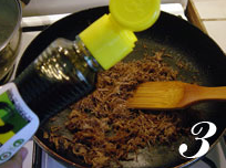 香酥肉松,加入酱油炒匀。