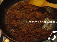香酥肉松,用小火慢慢翻炒,直到把肉丝的水分炒干,颜色呈金黄色,吃起来酥脆即可。