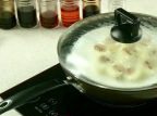 肉酿鸡蛋,锅中放入清水，将鸡蛋隔水蒸十分钟，取出。