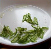 杂蔬炒面,同一个锅,擦干,放入少许油,下<a style='color:red;display:inline-block;' href='/shicai/ 61'>青椒</a>