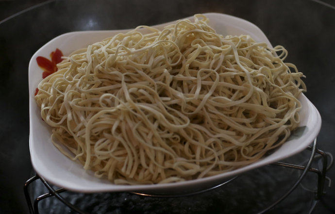 杂蔬炒面,准备材料,面条上锅,蒸熟