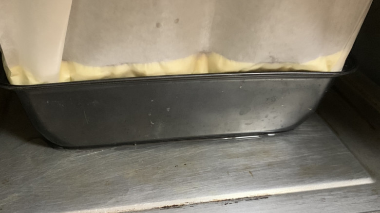 古早蛋糕(抖臀),我不是用活底的,不用包锡纸。外面在用大一点的盆装水2-3CM。水浴法。烤箱温度140°时间60-80。(烤箱不同脾气不同)