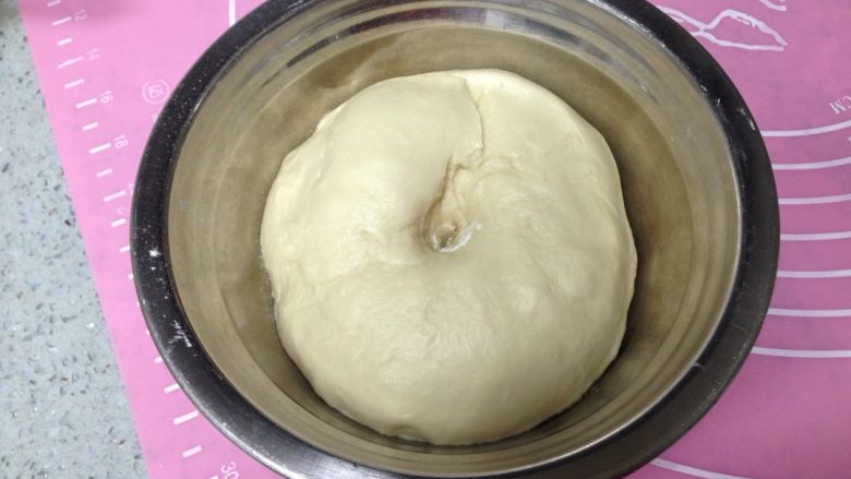 椰蓉螺旋面包,把面团置于温暖潮湿的环境发酵至2倍大,手指沾粉插入,面团缓慢回弹的状态。