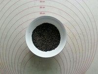 杂粮乳酪米豆包,黑芝麻炒熟,打碎机打成黑芝麻碎。只有不要打的太细,会出油 黏成一团。