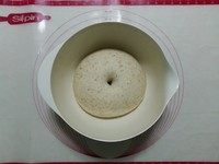 杂粮乳酪米豆包,发至原来的近2.5倍大,手指蘸面包粉插入面团,洞不回缩 面团不塌陷。