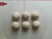 杂粮乳酪米豆包,面团均分6份,滚圆,松弛。