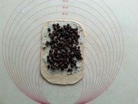 杂粮乳酪米豆包,撒红蜜豆,用手将蜜豆稍稍向下压。