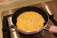 胡萝卜虾饼,翻面煎1-2分钟,两面金黄色就好啦。