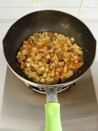 鸡汤菌菇焖饭,倒入2汤匙的浓缩鸡汤,翻炒均匀后中火煮2分钟。