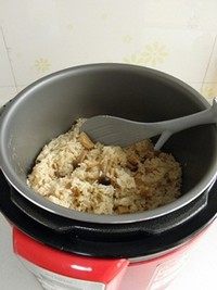 鸡汤菌菇焖饭,盖好电饭煲,按煮饭键,米饭煮好后用勺子拌匀就可以了。