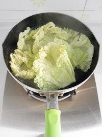 什锦白菜卷,用厨房剪子将白菜叶修剪一下,减去多余的帮。然后锅里放水烧开,白菜叶入锅烫软,然后捞出过凉水,控水待用。