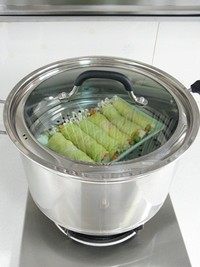 什锦白菜卷,蒸锅加水烧开,菜卷放入锅大火蒸5分钟。
