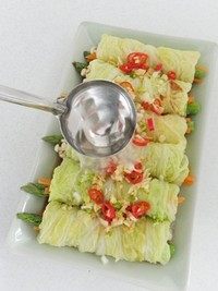 什锦白菜卷,另起一锅,倒油烧至七八成热,然后将热油淋在菜卷上就可以了。