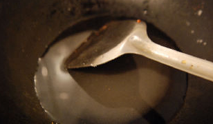 挂霜花生,炒锅内加<a style='color:red;display:inline-block;' href='/shicai/ 156925'>水</a>和糖,大火炒到糖融化后,即可转小火,反复搅拌。